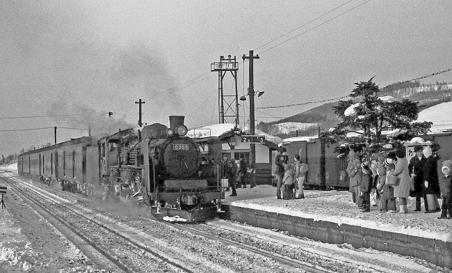 和寒駅のホームで列車を待つ乗客（1971年1月）